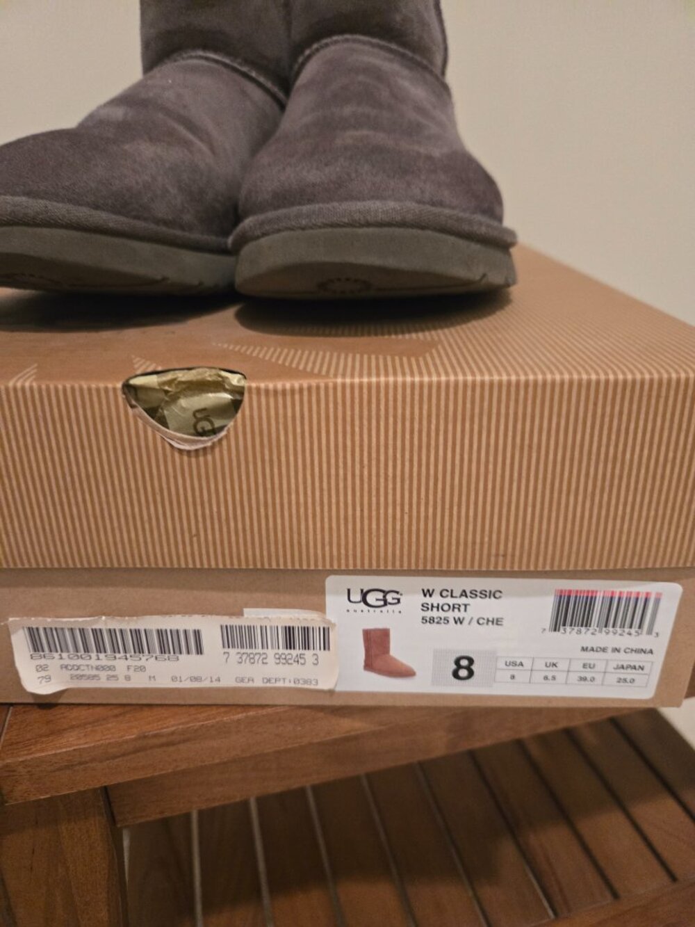 Ugg Classic Short Boot - Picture 2 of 5